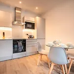 Apartment Thirty Two Staines Upon Thames - Free Parking - Heathrow - Thorpe Park