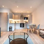 Apartment Thirty Two Staines Upon Thames - Free Parking - Heathrow - Thorpe Park