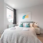 Apartment Thirty Two Staines Upon Thames - Free Parking - Heathrow - Thorpe Park