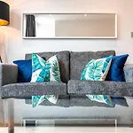 Apartment Thirty Two Staines Upon Thames - Free Parking - Heathrow - Thorpe Park