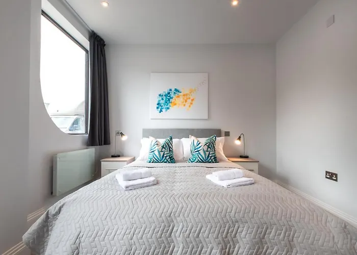 Apartment Thirty Two Staines Upon Thames - Free Parking - Heathrow - Thorpe Park