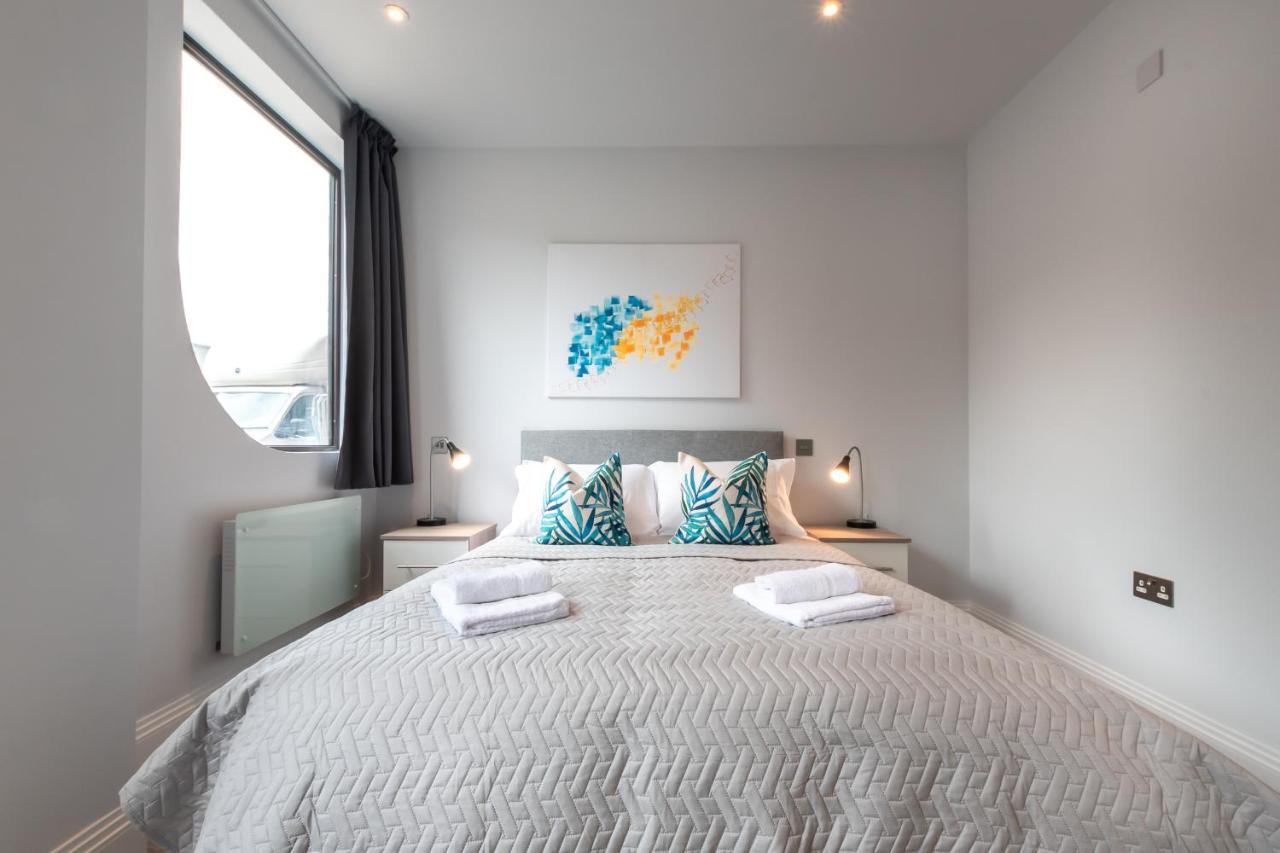 Thirty Two Upon Thames - Free Parking - Heathrow - Thorpe Park Holiday home