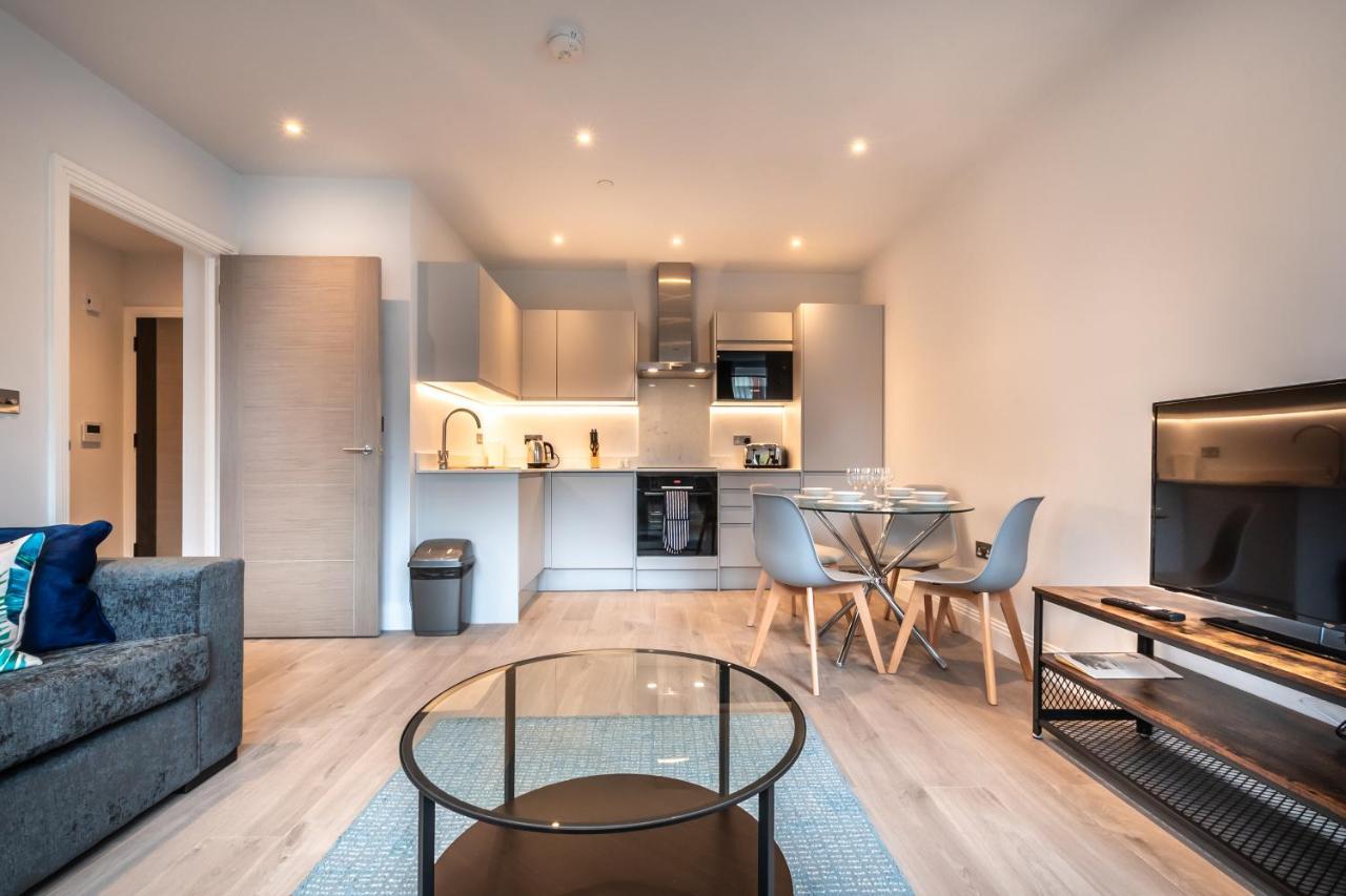 Thirty Two Upon Thames - Free Parking - Heathrow - Thorpe Park Holiday home *