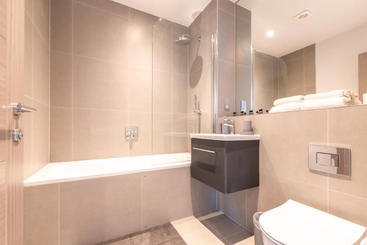 Thirty Two Upon Thames - Free Parking - Heathrow - Thorpe Park Holiday home