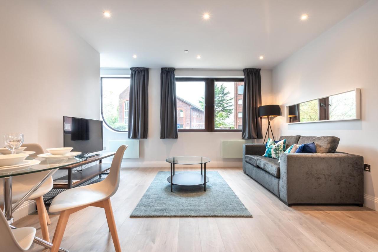 Thirty Two Upon Thames - Free Parking - Heathrow - Thorpe Park Holiday home